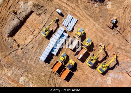 Les pelles hydrauliques pour tracteurs lourds alignent la terre en faisant de l'aménagement paysager Banque D'Images