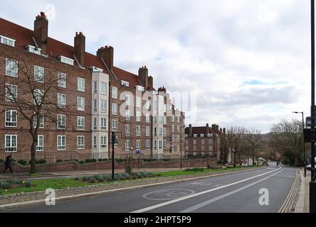 Blocs de logements publics sur le domaine de Dog Kennel Hill à East Dulwich, Londres, Royaume-Uni Banque D'Images