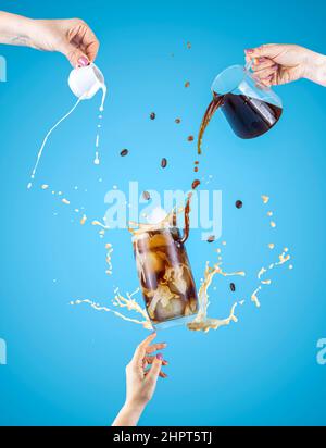 Femme soutien de main Fly verre de café savoureux et de glace froide avec des éclaboussures, les mains de femmes verse la crème aigre maison de petit pot et le café de Banque D'Images