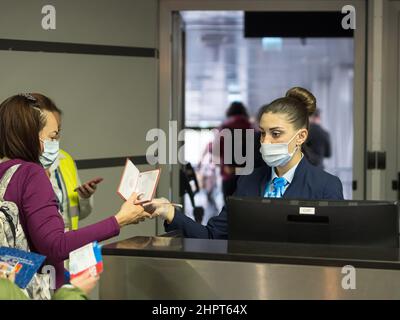 Russie, Sotchi 02.11.2021. L'hôtesse au comptoir vérifie les documents des passagers, les transmettant à la sortie à bord de l'avion Banque D'Images