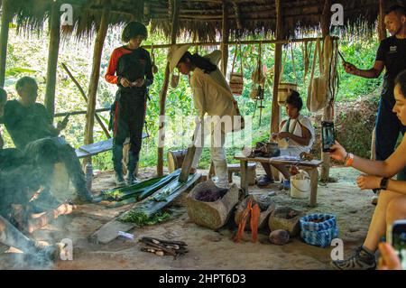 Une démonstration par des populations indigènes de Kogi à un groupe de tournée dans la Sierra Nevada de Santa Marta en Colombie Banque D'Images