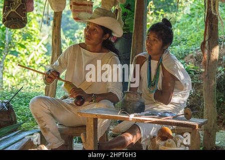 Une démonstration par des populations indigènes de Kogi à un groupe de tournée dans la Sierra Nevada de Santa Marta en Colombie Banque D'Images