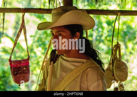 Une démonstration par des populations indigènes de Kogi à un groupe de tournée dans la Sierra Nevada de Santa Marta en Colombie Banque D'Images