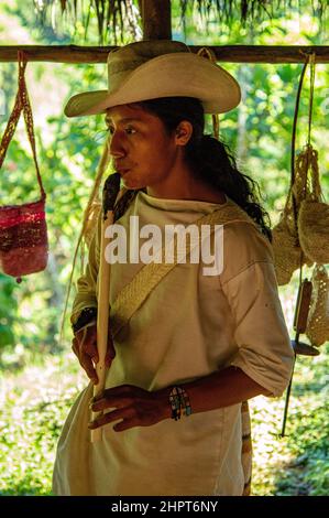 Une démonstration par des populations indigènes de Kogi à un groupe de tournée dans la Sierra Nevada de Santa Marta en Colombie Banque D'Images