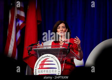 New York, États-Unis. 23rd févr. 2022. Kathy Hochul, gouverneure de New York, a prononcé un discours lors du gala annuel du nouvel an de la Chambre de commerce générale de Chine des États-Unis (CGCC-USA) à New York, aux États-Unis, le 22 février. 2022. ALLER AVEC: 'World Insights: États-Unis, Chine économies fortement interdépendantes, gagnant-gagnant coopération seulement le bon choix' crédit: Wang Ying/Xinhua/Alay Live News Banque D'Images