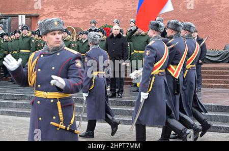 Moscou, Russie. 23rd févr. 2022. Le président russe Vladimir Poutine participe à une cérémonie de dépôt de couronnes à la tombe du soldat inconnu sur le mur du Kremlin, le 23 février 2022 à Moscou, en Russie. La cérémonie fait partie des célébrations du défenseur de la fête de la Patrie. Credit: Alexei Nikolsky/Kremlin Pool/Alay Live News Banque D'Images