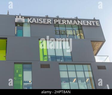 Los Angeles, CA, USA - 18 février 2022 : extérieur des bureaux médicaux Kaiser permanente Hollywood Romaine à Los Angeles, CA. Banque D'Images
