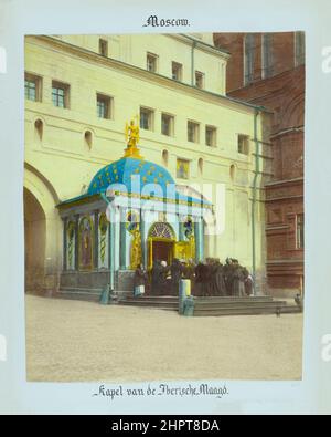 Photo du 19th siècle de la porte Spassky et de la chapelle de la mère de Dieu Iverskaya (Panagia Portaitissain) au Kremlin de Moscou. Empire russe. 1898 Banque D'Images