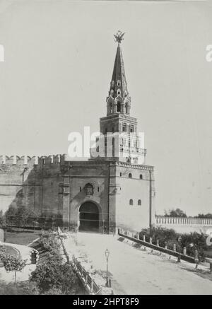 Photo ancienne du Kremlin de Moscou. Tour Borovitskaya. Empire russe. 1890-1900 la tour Borovitskaya est une tour d'angle avec un passage traversant sur le Banque D'Images