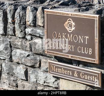 Un panneau en bronze sur un mur en pierre pour le Oakmont Country Club, les membres et les invités. Le club est un club de golf privé et célèbre à Oakmont, PA, USA Banque D'Images