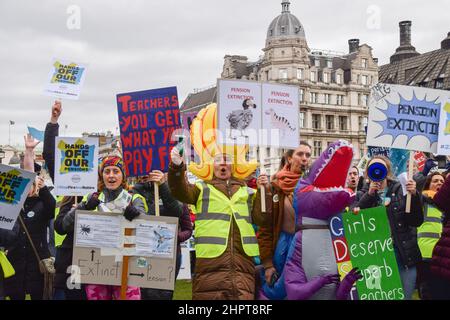 Londres, Royaume-Uni. 23rd février 2022. Des manifestants se sont rassemblés sur la place du Parlement pour protester contre la réduction des pensions des filles instituées par le GDST (Girls Day School Trust). Credit: Vuk Valcic/Alamy Live News Banque D'Images