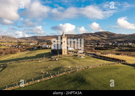 Vue aérienne de l'église d'Irlande à Glencolummkille - République d'Irlande. Banque D'Images