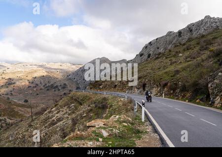 El Burgo, Espagne - 20 février 2022 : conduite en moto au-dessus du col du Passo del Viento dans la Sierra de las Nieves Banque D'Images