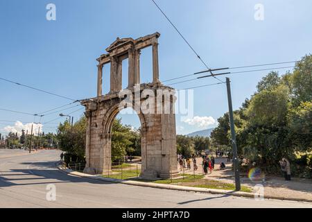 Athènes, Grèce. L'Arc d'Hadrien ou la porte d'Hadrien, une porte monumentale ressemblant à une arche triomphale romaine Banque D'Images