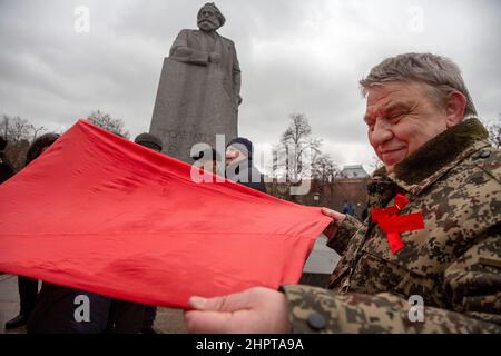 Moscou, Russie. 23rd février, 2022 personnes participent à un rassemblement organisé par le Parti communiste russe sur la place de la Révolution près du monument de Karl Marx sur le défenseur du jour de la Patrie dans le centre de Moscou, en Russie Banque D'Images