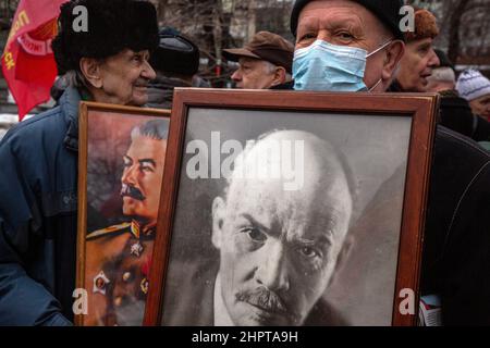 Moscou, Russie. 23rd février, 2022 personnes participent à un rassemblement organisé par le Parti communiste russe sur la place de la Révolution sur le défenseur de la Fête de la Patrie dans le centre de la ville de Moscou, en Russie Banque D'Images