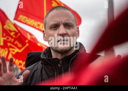 Moscou, Russie. 23rd février 2022 Sergei Udaltsov, coordinateur du mouvement du Front de gauche lors d'un rassemblement organisé par le Parti communiste russe sur la place de la Révolution sur le défenseur de la Fête de la Patrie à Moscou, en Russie Banque D'Images