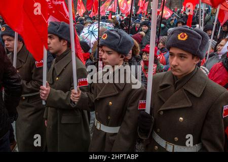 Moscou, Russie. 23rd février, 2022 personnes participent à un rassemblement organisé par le Parti communiste russe sur la place de la Révolution sur le défenseur de la Fête de la Patrie dans le centre de la ville de Moscou, en Russie Banque D'Images