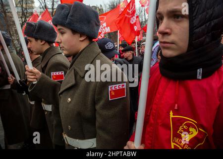 Moscou, Russie. 23rd février, 2022 personnes participent à un rassemblement organisé par le Parti communiste russe sur la place de la Révolution sur le défenseur de la Fête de la Patrie dans le centre de la ville de Moscou, en Russie Banque D'Images