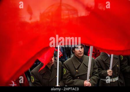 Moscou, Russie. 23rd février, 2022 personnes participent à un rassemblement organisé par le Parti communiste russe sur la place de la Révolution sur le défenseur de la Fête de la Patrie dans le centre de la ville de Moscou, en Russie Banque D'Images