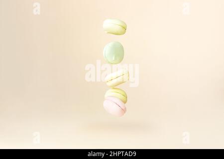 Tomber délicieux guimauves douces et colorées ressemble à des macarons sur un fond clair. Notion : gel en mouvement Banque D'Images