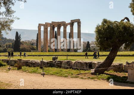 Athènes, Grèce. Le Temple de Zeus Olympien, ou Olympieion, ancien temple colossal de Corinthiens au centre de la capitale grecque Banque D'Images