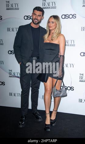 LONDRES-ANGLETERRE 22FEB 22 : Liam Reardon et Millie court assistent aux Beauty Awards 2022 avec ASOS, Londres, Royaume-Uni - 22nd février 2022. Photo de Gary Mitch Banque D'Images