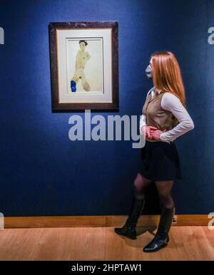 Londres Royaume-Uni 23 février 2022 Egon Schiele’s Stehender männlicher Akt mit verschränkten Armen (Selbstemprest) (1912, estimation: £1 500 000- 2 500 000, la série de vente aux enchères Art 20th/21st Century revient à Christie’s, rassemblant des œuvres d’art d’icônes modernes et contemporaines. La saison s'ouvrira le 1 mars avec une gamme extraordinaire présentée à travers le monde, créant un dialogue entre Shanghai et Londres.Paul Quezada-Neiman/Alay Live News Banque D'Images