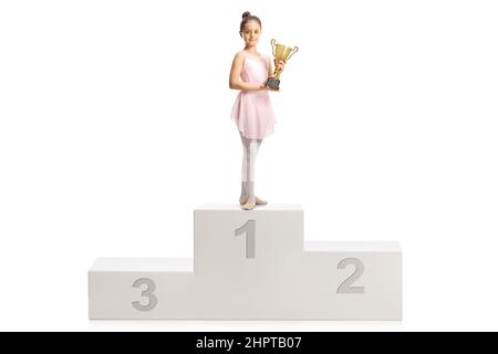 Ballerine dans une robe rose tenant une coupe de trophée d'or sur un podium de vainqueur isolé sur fond blanc Banque D'Images
