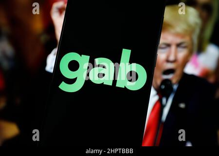 Varsovie, Pologne. 23rd févr. 2022. Le logo de Gab alt-TECH sur les médias sociaux, avec une image de l'ancien président américain Donald Trump, est vu dans cette illustration photo à Varsovie, en Pologne, le 23 février 2022. (Photo de Jaap Arriens/Sipa USA) crédit: SIPA USA/Alay Live News Banque D'Images