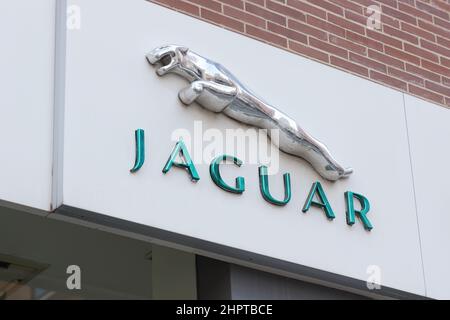 VALENCE, ESPAGNE - 22 FÉVRIER 2022 : Jaguar est la marque de véhicules de luxe de Jaguar Land Rover, un constructeur automobile international britannique Banque D'Images