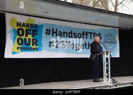 Londres, Royaume-Uni. 23rd févr. 2022. Un enseignant a vu prononcer un discours pendant la démonstration. Des centaines d'enseignants des syndicats universitaires et collégiaux (UCU) se sont réunis sur la place du Parlement dans le cadre de la grève sur le différend concernant la pension. L'UCU a appelé à une sortie de 10 jours dans tout le Royaume-Uni au sujet de la réduction des salaires et des retraites et de la détérioration des conditions de travail. Crédit : SOPA Images Limited/Alamy Live News Banque D'Images