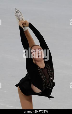 Pékin, Hebei, Chine. 15th févr. 2022. Lindsay van Zundert (NED) dans le programme court de patinage artistique féminin lors des Jeux Olympiques d’hiver de 2022 à Beijing au stade intérieur de la capitale. (Image de crédit : © David G. McIntyre/ZUMA Press Wire) Banque D'Images