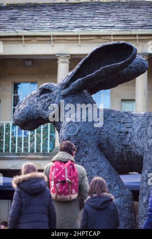 West Yorkshire, Royaume-Uni. 23rd févr. 2022. L'installation de Sophie Ryder au Piece Hall la cour du Piece Hall accueille une première au Royaume-Uni lorsqu'une sélection de sculptures de l'artiste de renommée mondiale Sophie Ryder sont exposées à Halifax à partir de février. Les six pièces comprendront le haut de 4,5m ‘danse hares’, qui n’a jamais été exposé publiquement au Royaume-Uni auparavant. Les sculptures seront disposées autour de la cour de 66 000 mètres carrés jusqu'au 23 mai où elles peuvent être vues par le public gratuitement. Sophie “travaille grand” et ses imposantes sculptures inspirées par les animaux et les créatures mystiques . Banque D'Images