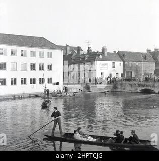 1960s, des étudiants historiques, des gens et des universités se sont réunis à la rivière Cam par au Mill pub, Mill Lane, Cambridge, Angleterre, Royaume-Uni. Les gens sur le pont de Mill Lane et sur la rivière en punts. Banque D'Images