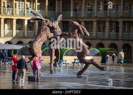 West Yorkshire, Royaume-Uni. 23rd févr. 2022. L'installation de Sophie Ryder au Piece Hall la cour du Piece Hall accueille une première au Royaume-Uni lorsqu'une sélection de sculptures de l'artiste de renommée mondiale Sophie Ryder sont exposées à Halifax à partir de février. Les six pièces comprendront le haut de 4,5m ‘danse hares’, qui n’a jamais été exposé publiquement au Royaume-Uni auparavant. Les sculptures seront disposées autour de la cour de 66 000 mètres carrés jusqu'au 23 mai où elles peuvent être vues par le public gratuitement. Sophie “travaille grand” et ses imposantes sculptures inspirées par les animaux et les créatures mystiques . Banque D'Images