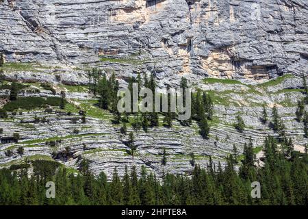 Stratifications rocheuses sur le mur de montagne dans la vallée de Fanes. Les Dolomites d'Ampezzo. Alpes italiennes. Banque D'Images