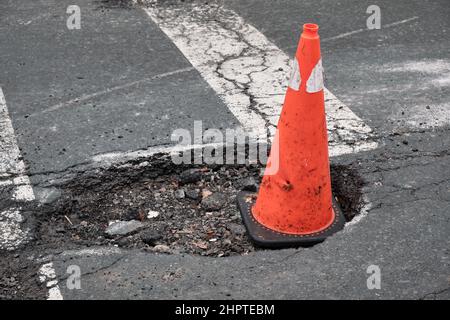 La grande rue de la ville a volé à l'intersection avec un cône d'avertissement orange au milieu comme avertissement Banque D'Images