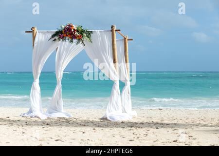 Un belvédère vide avec des rideaux blancs et des fleurs est sur une plage de sable, République dominicaine, plage de Bavaro Banque D'Images