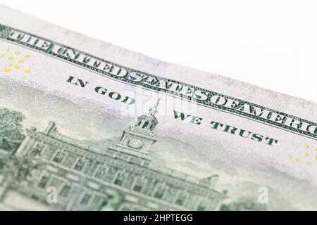 Une photo de près de cent dollars note avec un foyer sélectif sur la phrase dans Dieu nous avons confiance. USD, la monnaie officielle des États-Unis, le dos financier Banque D'Images