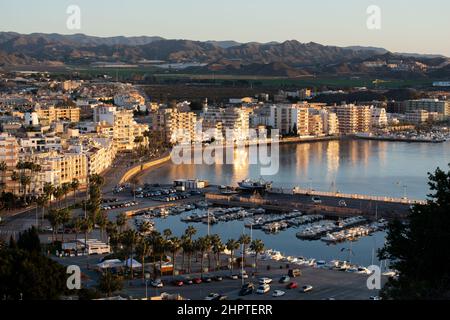 Lever du soleil sur la côte. Bahia de Levante, Águilas, province de Murcie, Espagne Banque D'Images