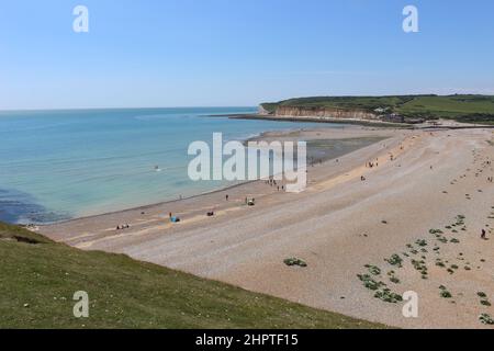 Cuckmere Haven Beach lors d'une journée d'été animée avec des touristes. Vue sur un ciel bleu clair en été (Seven Sisters, Sussex, Angleterre) Banque D'Images