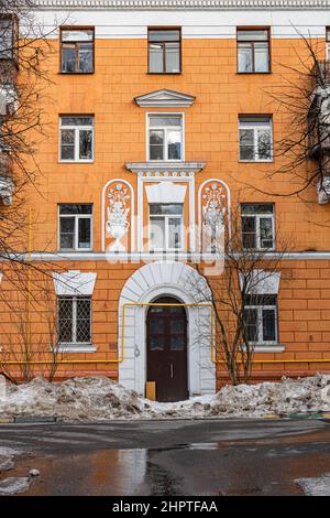 Moscou, Russie - 20 février 2022 : façade d'un immeuble résidentiel Banque D'Images