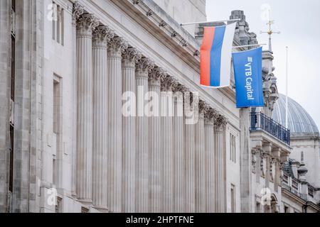 Quelques jours après que le président russe Vladimir Poutine ait reconnu les zones contrôlées par les rebelles de Donetsk et de Luhansk comme indépendantes de l'Ukraine, Et le gouvernement britannique a annoncé des sanctions contre les banques russes et les actifs des oligarques, le drapeau russe est suspendu de la Fédération de Russie et de la Banque russe d'investissement VTB Capital, le 23rd février 2022, dans la City de Londres, en Angleterre. Le groupe de campagne « Transparency International » a déclaré que près de 1,5bn 000 livres sterling de biens immobiliers britanniques ont été dépensés avec des fonds suspects en provenance de Russie, via la City of London, le quartier financier de la capitale britannique. Banque D'Images