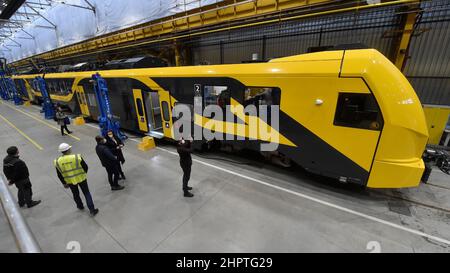 Ostrava, République tchèque. 23rd févr. 2022. Trains de production pour les chemins de fer lettons Pasazieru vilciens à Skoda Vagonka à Ostrava, République tchèque, le 23 février 2022. Crédit: Jaroslav Ozana/CTK photo/Alay Live News Banque D'Images