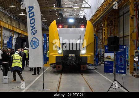 Ostrava, République tchèque. 23rd févr. 2022. Trains de production pour les chemins de fer lettons Pasazieru vilciens à Skoda Vagonka à Ostrava, République tchèque, le 23 février 2022. Crédit: Jaroslav Ozana/CTK photo/Alay Live News Banque D'Images