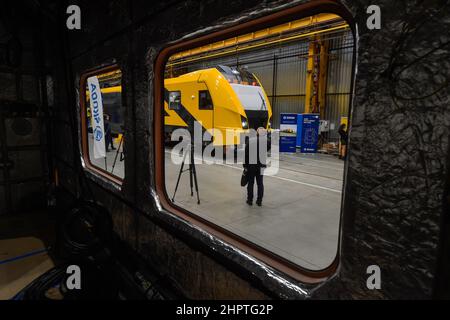 Ostrava, République tchèque. 23rd févr. 2022. Trains de production pour les chemins de fer lettons Pasazieru vilciens à Skoda Vagonka à Ostrava, République tchèque, le 23 février 2022. Crédit: Jaroslav Ozana/CTK photo/Alay Live News Banque D'Images