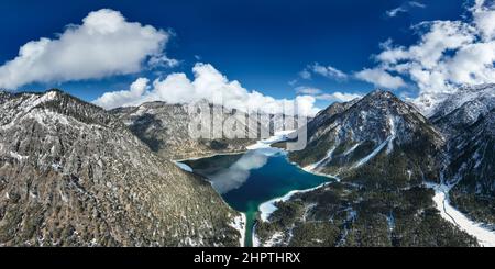 eau froide cristalline du lac de plansee par temps dégelé avec ciel bleu et nuages près de reutte Banque D'Images