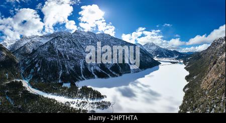 lac de heiterwanger gelé en hiver entouré de montagnes enneigées dans les alpes autrichiennes Banque D'Images