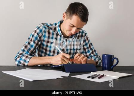 Dessin indépendant sur tablette numérique avec crayon Banque D'Images